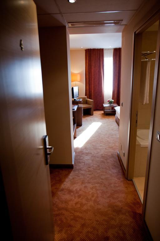 Top Rooms Aparthotel บูคาเรสต์ ภายนอก รูปภาพ